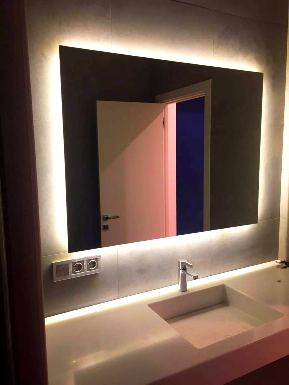 Зеркало с подсветкой в гостиную в интерьере
